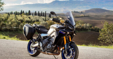 Yamaha TRACER 9 GT 2021 chega com novo nome, design, motor e suspensão semiativa yamaha tracer 9 gt 2021 vista de ângulo frontal lateral direita, estacionada na estrada com campo e montanhas ao fundo