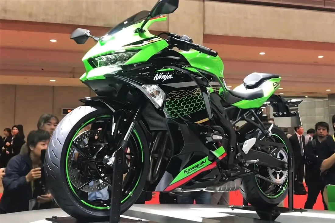 Kawasaki Ninja ZX-25R de 250cc e 4 cilindros, chega às lojas dia