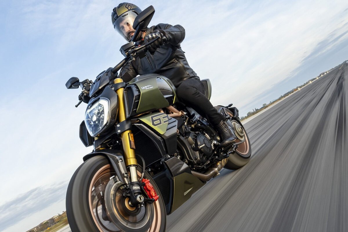 ducati diavel 1260 lamborghini vista frontal lateral esquerda, sendo pilotada na estrada