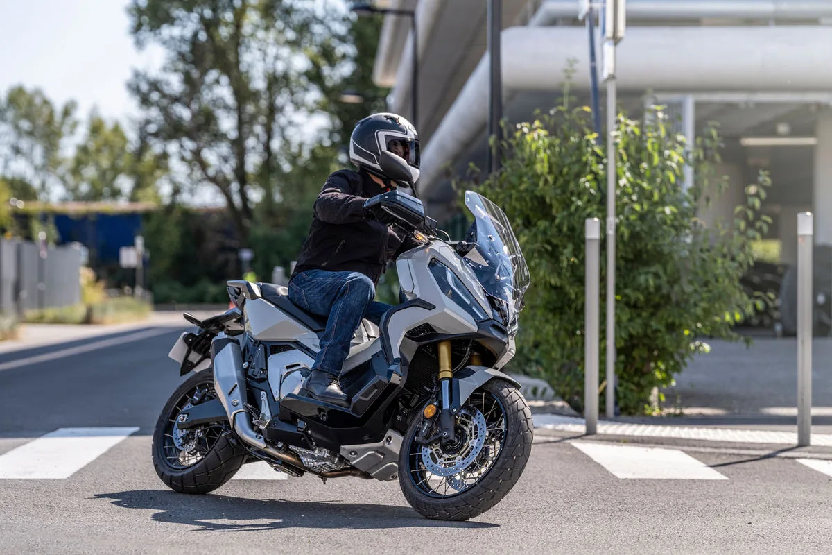 honda x-adv 2021 europa visão frontal lateral direita pilotando na cidade