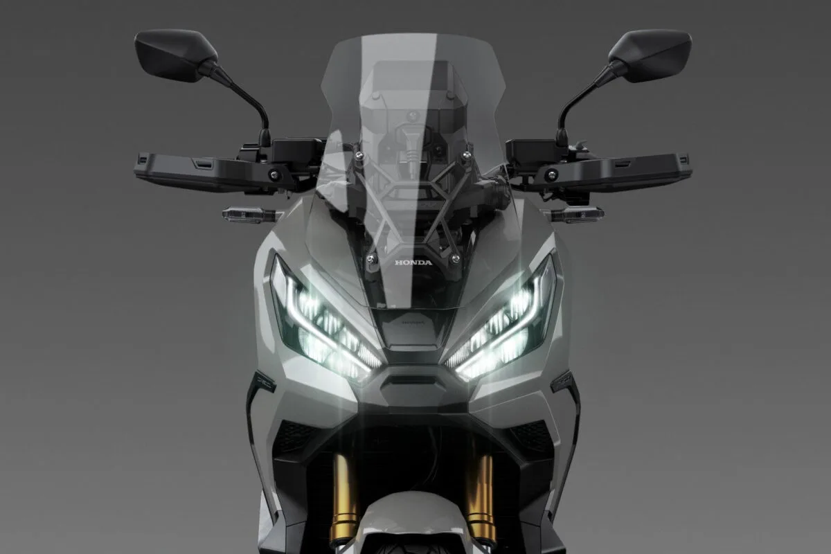 honda x-adv 2021 europa frontal com faróis ligados