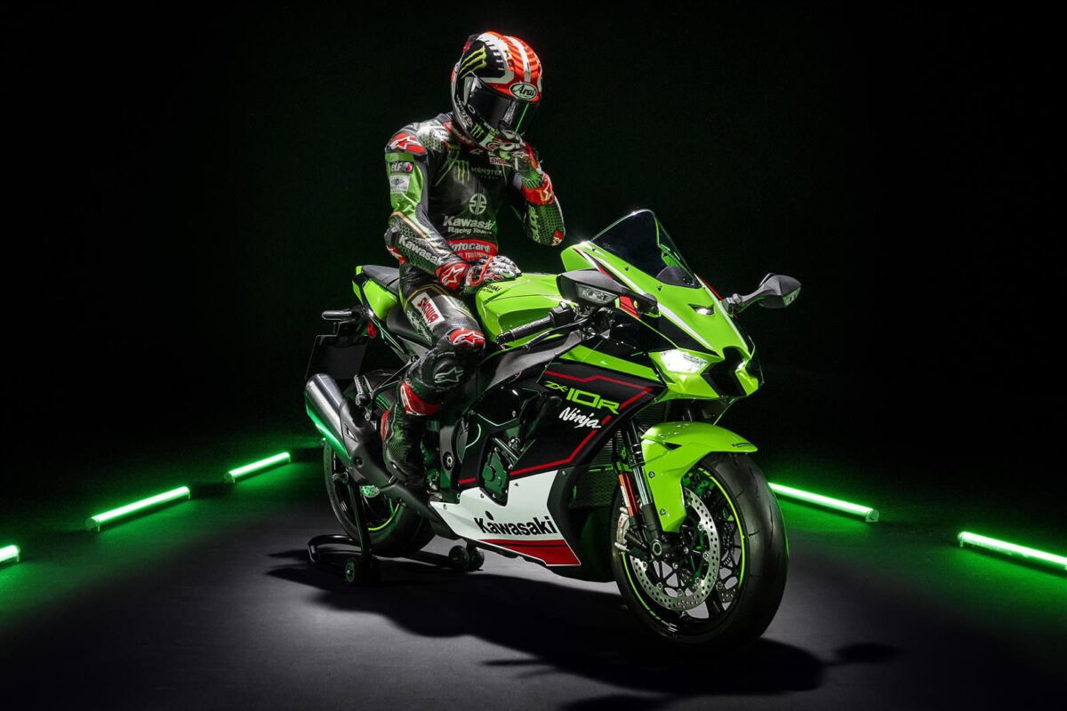 kawasaki ninja zx-10r 2021 em estúdio com jonatham rea posando