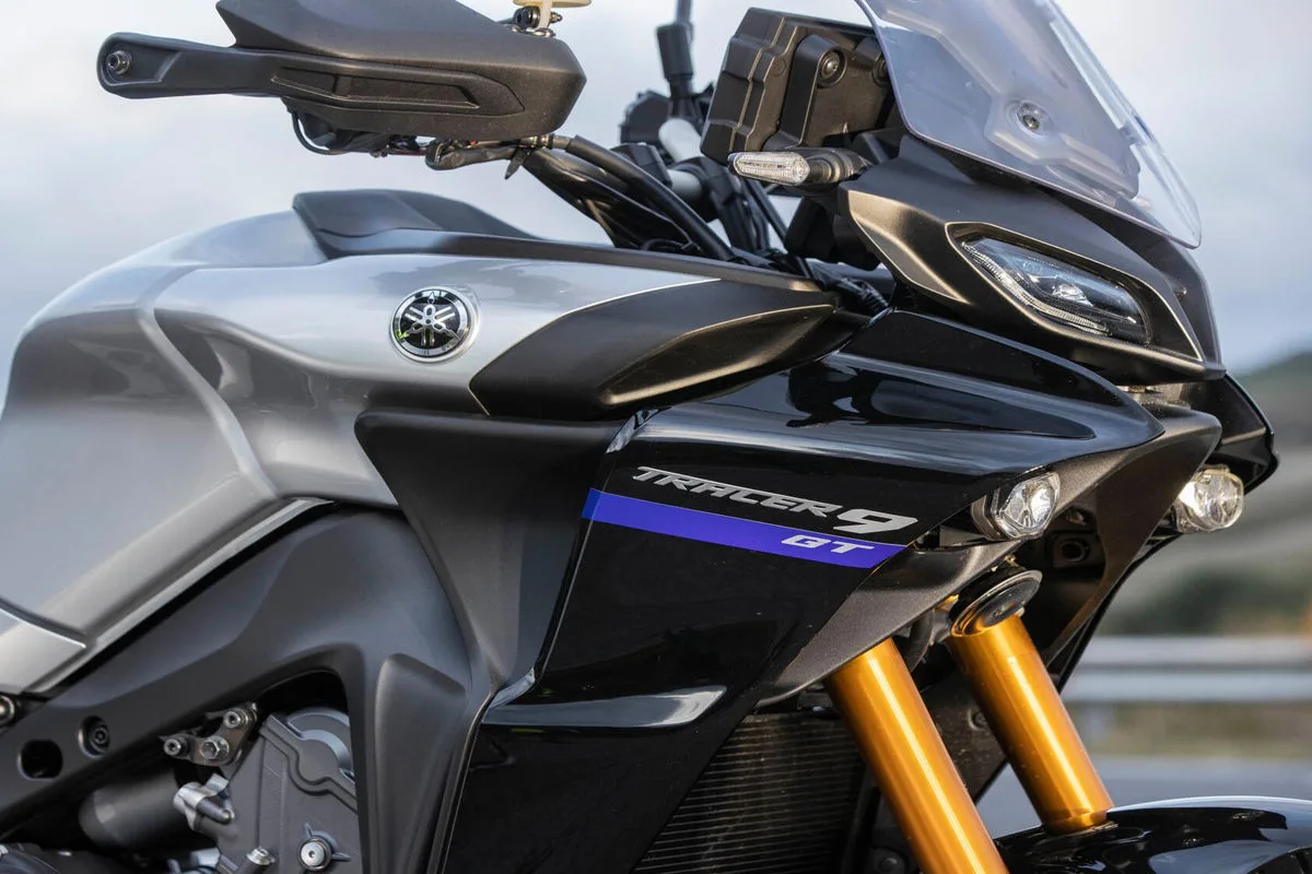 yamaha tracer 9 gt europa detalhe da carenagem lateral direita e parte do conjunto ótico frontal