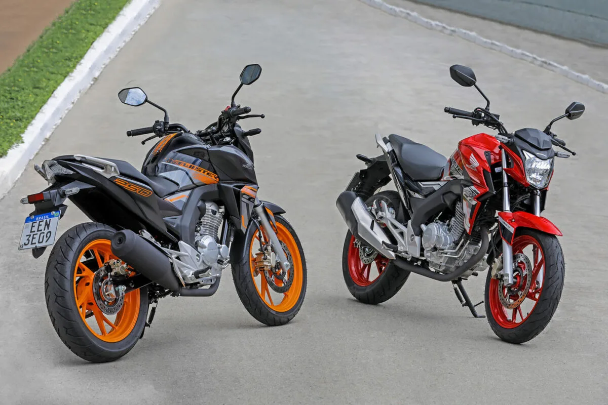 honda cb 250 twister 2021 vermelha e cinza estacionadas em avenida para a foto