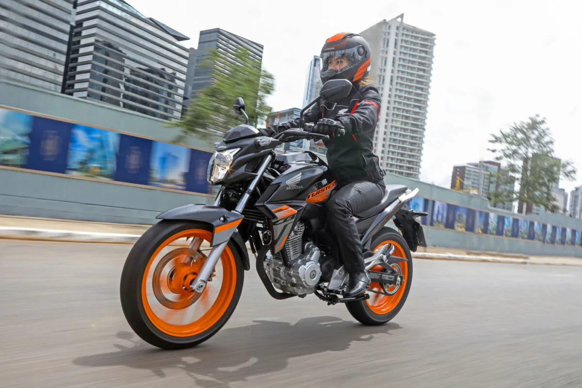 honda cb 250 twister 2021 cinza sendo pilotada na cidade, visão frontal lateral esquerda