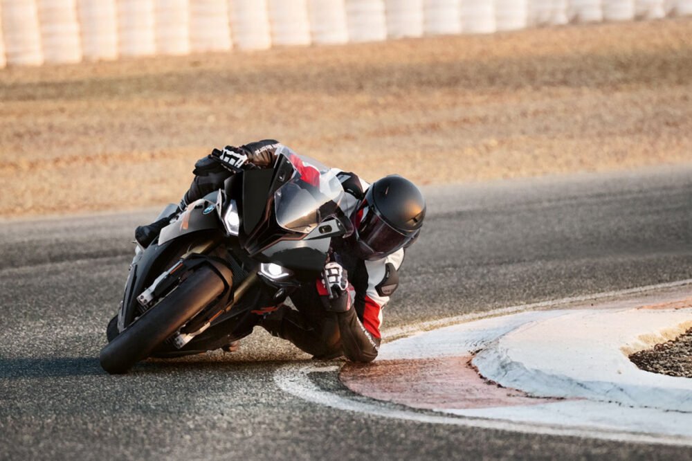bmw s 1000 rr 2021 preto metálico na pista