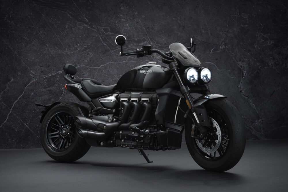 triumph rocket 3 gt black edition frente lateral direita