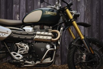 triumph scrambler 1200 steve mcqueen edition 2021 lateral direita do motor e tanque