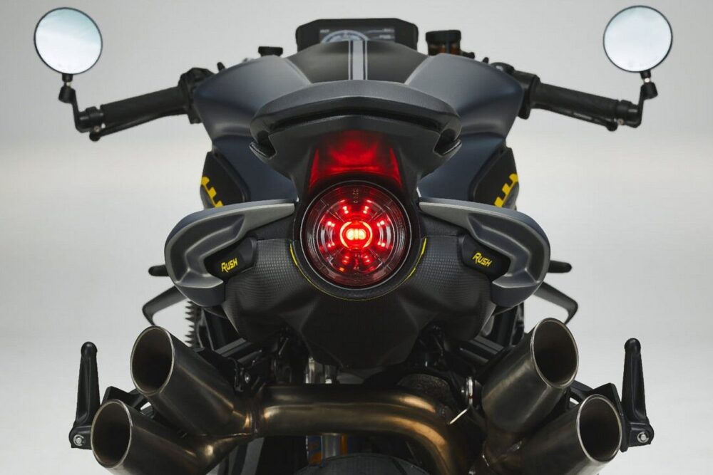 mv agusta rush 2021 traseira com lanterna acesa