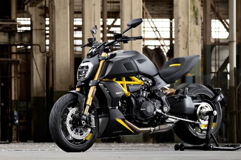 ducati diavel 1260 s black and steel