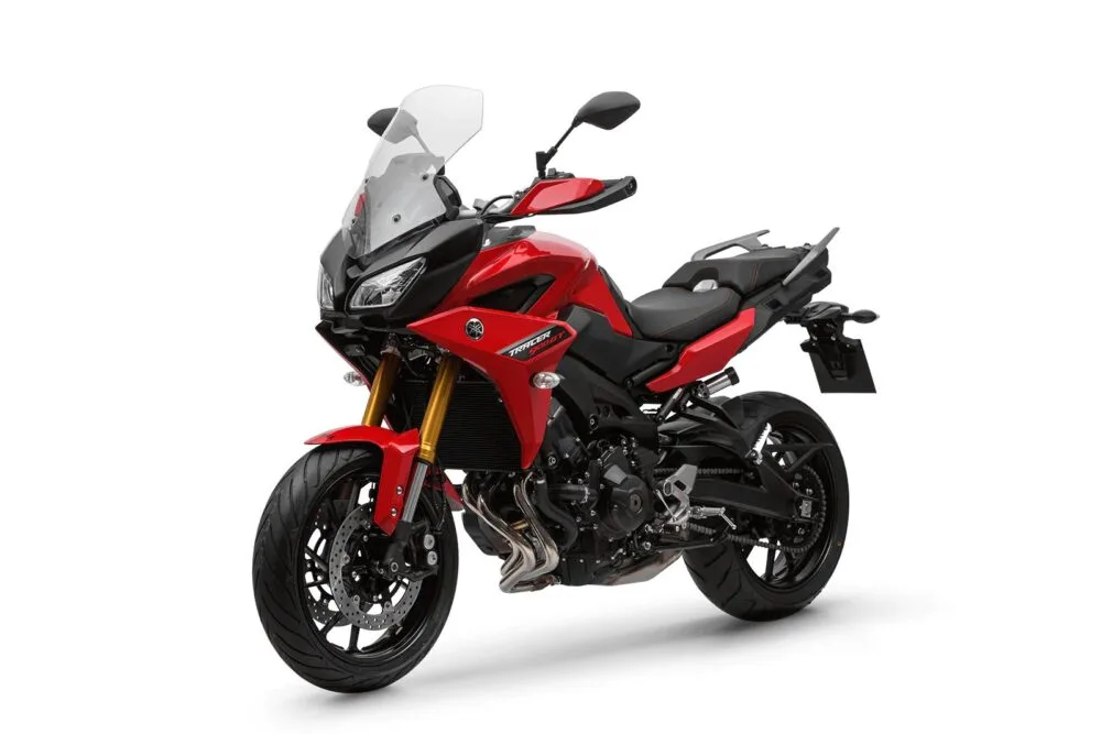 yamaha tracer 900 gt 2022 vermelha frontal lateral esquerda