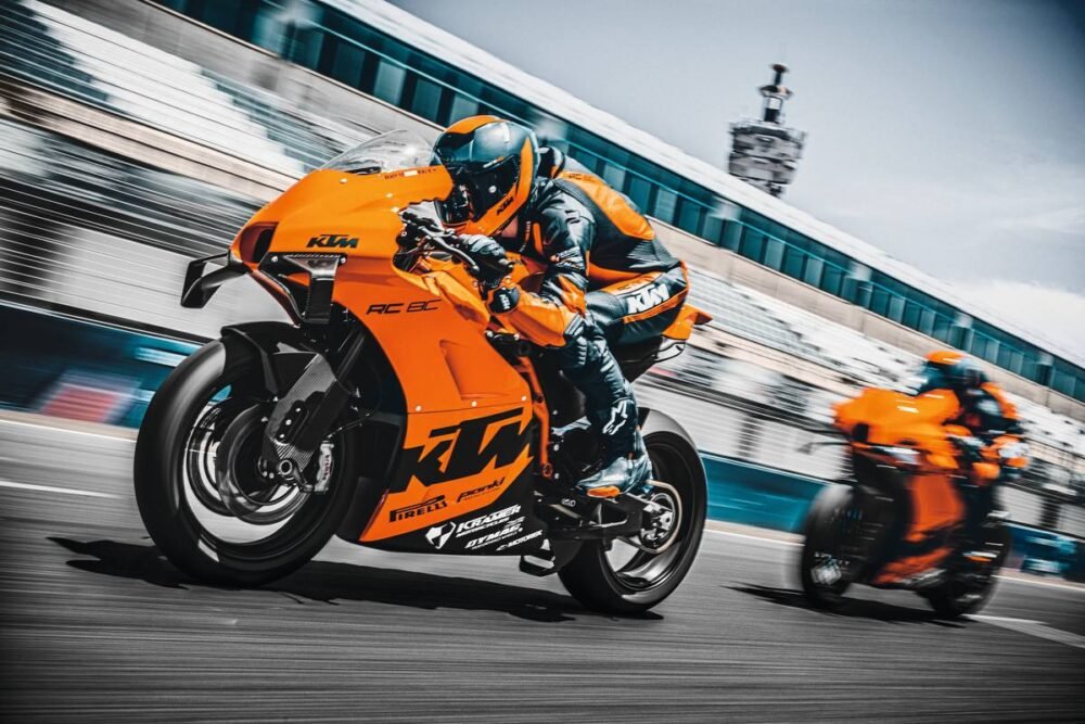 ktm rc 8c 2022 sendo pilotada na pista