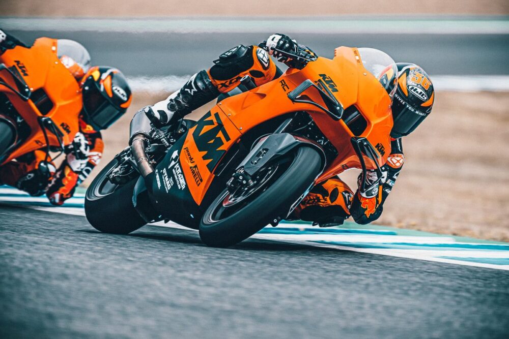 ktm rc 8c 2022 na pista