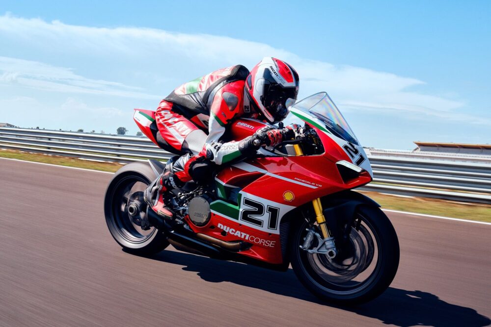 ducati panigale v2 edição troy bayliss sendo pilotada na pista