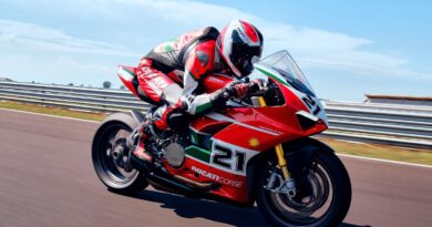 Ducati lança Panigale V2 especial em homenagem a Troy Bayliss ducati panigale v2 edição troy bayliss sendo pilotada na pista