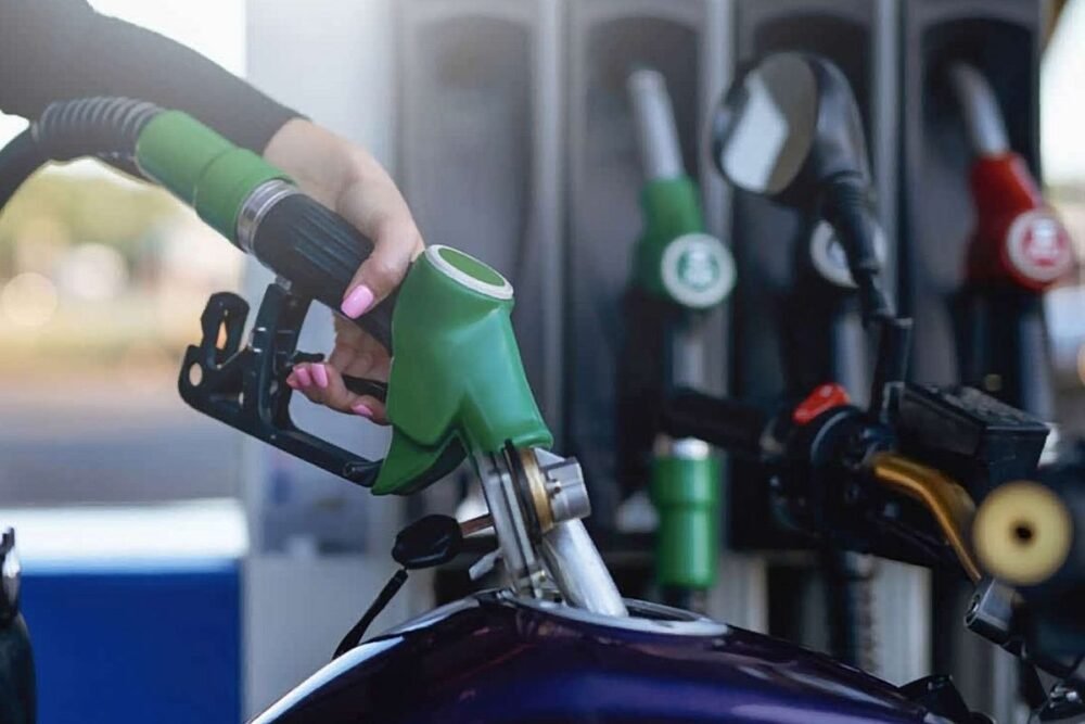 abastecendo a moto gasolina