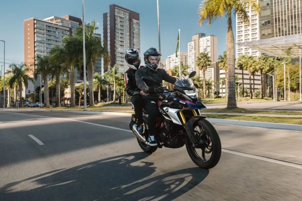 bmw g 310 gs 2022 sendo pilotada na cidade
