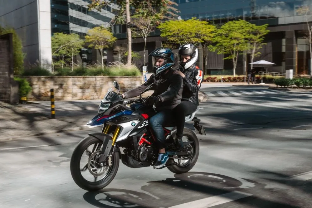 bmw g 310 gs 2022 sendo pilotada na cidade vista do lado esquerdo