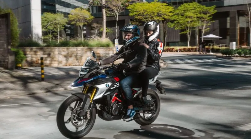 bmw g 310 gs 2022 sendo pilotada na cidade vista do lado esquerdo