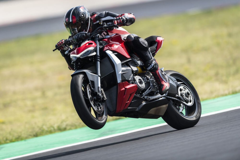 ducati streetfighter v2 2022 ação