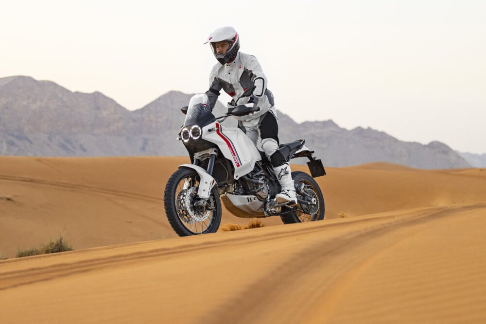 ducati desertx 2022 ação na areia