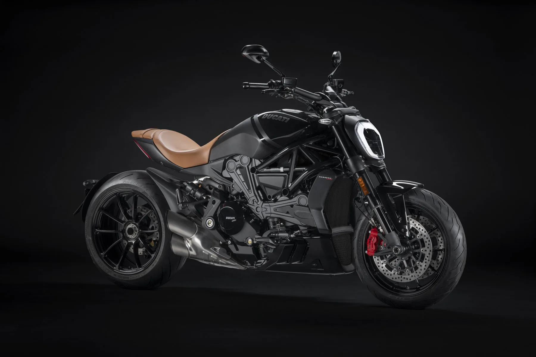 ducati xdiavel nera 2022 frontal lateral direita com assento marrom