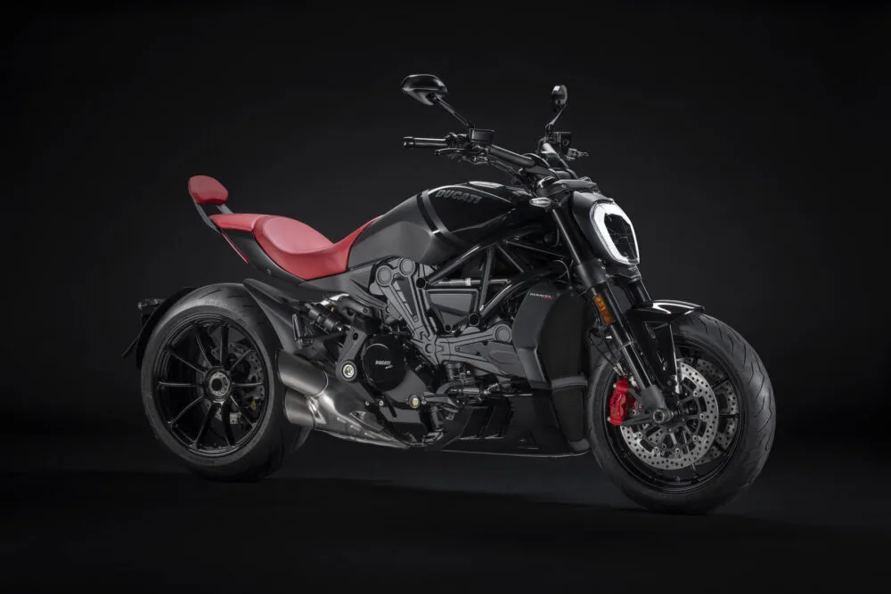 ducati xdiavel nera 2022 frontal lateral direita