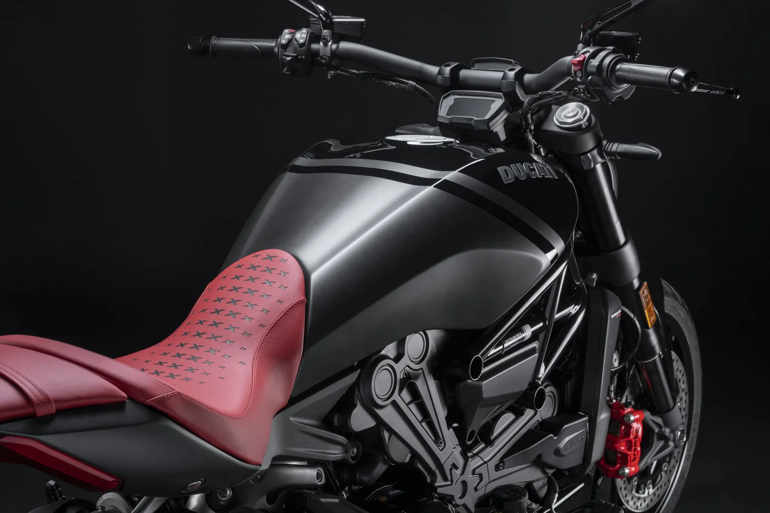 ducati xdiavel nera 2022 vista de ângulo direito