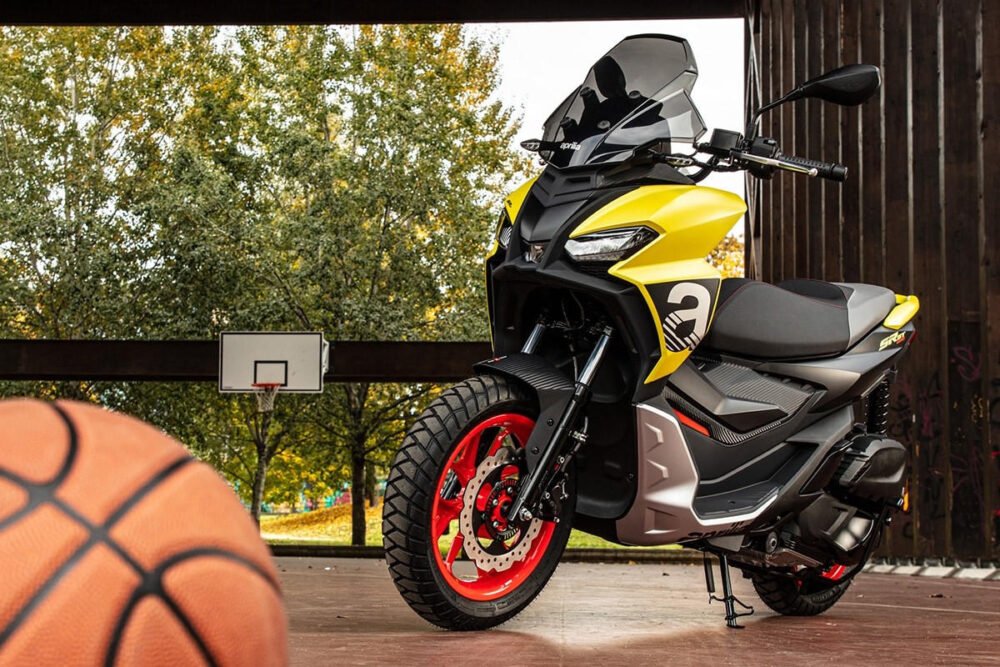 aprilia sr gt scooter